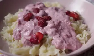 Pyszny makaron z truskawkami i kremowym sosem. Idealny deser lub lekki obiad.
