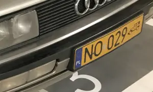 Zbliżenie na przód samochodu Audi z polską tablicą rejestracyjną NO 029.