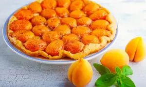 Tarte aux abricots caramélisés, une idée parfaite de que mettre sur un fond de tarte. Des fruits frais et une pâte dorée.