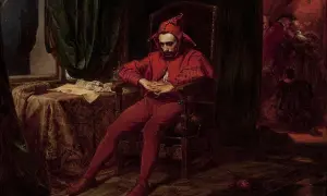 Smutny stańczyk w czerwonym stroju siedzi w fotelu, zamyślony. Na stole obok leżą dokumenty.