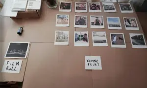 Zdjęcia z kliszy Rossmann ułożone na kartonie. Widać różne fotografie, od krajobrazów po portrety, a także napis "FILM ROLL".
