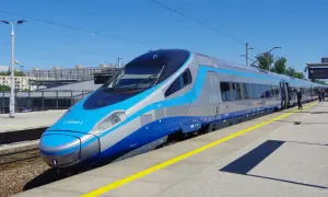 Pendolino na peronie, gotowe do podróży po nowych trasach. Szybki pociąg PKP Intercity z charakterystycznym niebiesko-srebrnym malowaniem.