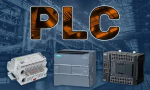 Trzy różne modele programowalnych sterowników logicznych (PLC): WAGO, Siemens i Omron, na tle przemysłowej hali.