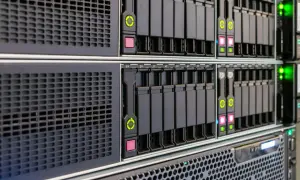 Server-Rack mit mehreren Festplattenschächten, bereit für ein RAID 5 mit 4 Festplatten. Grüne und rote LEDs zeigen den Status an.