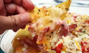¿Nachos con queso al horno? Logra el fundido y crujido ideal.