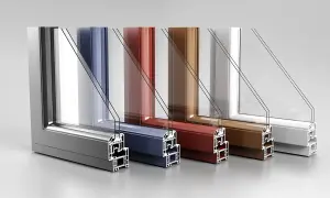 Sezioni di finestre in alluminio e PVC colorate, che illustrano la differenza tra i materiali.