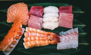 Frischer Fisch und Meeresfrüchte, ein Festmahl für die Sinne. Hier gibt es Lachs, Thunfisch, Garnelen, Krabben und mehr – ein kulinarischer Genuss, der an the catch berlin erinnert.