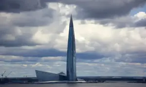 Lakhta Center, najwyższy budynek w Europie, wznosi się dumnie na tle burzowych chmur.