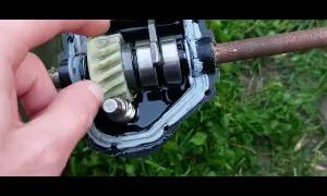 Jak przenieść napęd z silnika kosiarki? Poradnik DIY