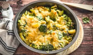 Ein goldbraun überbackener Brokkoli-Auflauf mit Kartoffeln und geschmolzenem Käse, der nach weltbestem Brokkoli-Auflauf riecht.