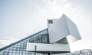 Un bâtiment aux formes géométriques audacieuses, capturé par un photographe architecture. La structure blanche et vitrée se détache sur un ciel clair.