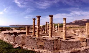 Impresionantes ruinas romanas en Cádiz, con columnas de piedra y vistas al mar. Un viaje al pasado.