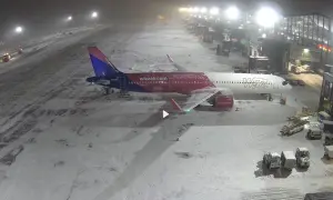 Samolot Wizz Air na lotnisku w Gdańsku, przygotowany do lotów. Śnieg na płycie lotniska.