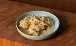 Pyszne spaghetti cacio e pepe w kremowym sosie, idealne na szybki obiad.