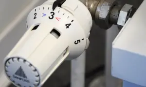 Pokrętło termostatu Danfoss pokazuje, jak działa termostat w grzejniku, regulując temperaturę od 1 do 5.