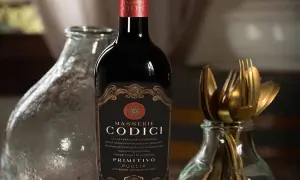 Bottiglia di vino rosso Masserie Codici Primitivo Puglia. Le sue caratteristiche evocano la terra e le tradizioni.