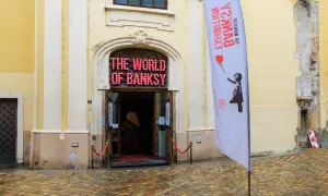 The World of Banksy" Ausstellung in Prag. Ein Banner mit dem berühmten Mädchen mit dem roten Ballon wirbt für die Schau.