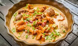 Herzhaftes schweinefilet mit pfifferlingen in cremiger Soße, garniert mit frischer Petersilie. Ein Genuss für Feinschmecker.