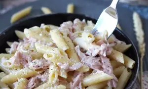Penne cremose con prosciutto cotto e parmigiano, un piatto semplice e gustoso.
