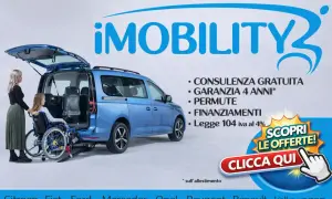 Donna aiuta una disabile in carrozzina a salire su un furgone iMobility. Offerte speciali e Legge 104.