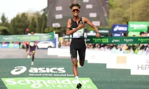 Crippa taglia il traguardo della maratona di Parigi, esausto ma vittorioso. La sua corsa è un'ispirazione.