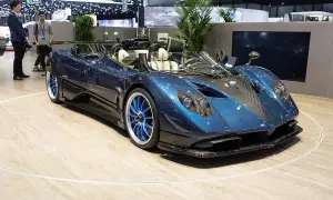 Niebieski Pagani Zonda na wystawie. Marzenie o tym aucie i jego **pagani zonda cena** to dla wielu cel.