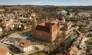 Lidzbark Warmiński atrakcje: imponujący zamek biskupów warmińskich, otoczony fosą i malowniczym miastem.