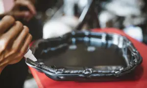 Nakładanie bezbarwnego silikonu na miskę olejową. Czas, ile schnie silikon bezbarwny, zależy od warunków.