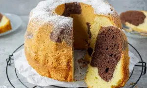Saftiger Marmorkuchen, perfekt für jedes Kaffeetrinken. Dieses Marmorkuchen Rezept ist einfach und gelingt immer.