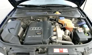 Silnik 2.5 V6 TDI z Audi B5, z widocznym turbosprężarką i elementami układu chłodzenia.