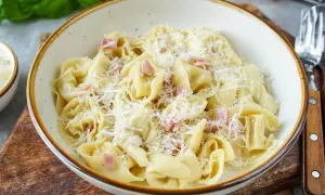 Schon gewusst? Tortellini einfrieren ist eine tolle Idee, um sie später zu genießen. Hier sind sie mit Schinken und Parmesan serviert.