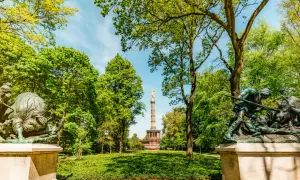 Bronzeskulpturen flankieren den Weg zum Siegessäule im Englischen Garten Berlin.