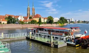 Boote auf der Oder vor der malerischen Altstadt Breslau mit den Türmen der Kathedrale.