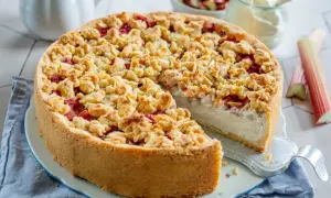Saftiger Rhabarberkuchen mit Schmand und knuspriger Streuselhaube, ein Genuss für jeden Anlass.