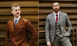 Zwei Männer in Anzügen. Der linke trägt einen braunen Cord-Sakko, der rechte einen grauen Tweed-Anzug. Was ist ein Revers? Hier sieht man es!