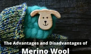 Ein niedliches Schaf aus türkisfarbener Wolle, umgeben von gestrickten Mustern. Das Bild thematisiert, was ist Merinowolle und ihre Vor- und Nachteile.