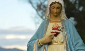 Figurka Matki Bożej z Niepokalanym Sercem, ozdobiona złotymi wzorami. 22 sierpnia, w zadumie.