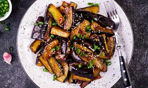 Aubergines laquées, parsemées de sésame et d'oignons verts. Une recette savoureuse pour sublimer ce légume.