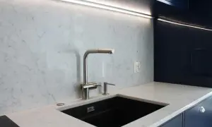 Konglomerat na ścianę w kuchni: Wady, zalety i montaż. Czy warto?