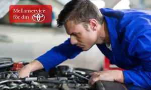 Mekanikern kontrollerar motorn på en Toyota Yaris. Se servicealternativ och pris för din bil.