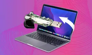Macbook nie widzi pendrive. Rozłożony pendrive leży na ekranie laptopa, symbolizując problem z odczytem danych.