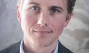 Närbild på Jacob Wallenberg Jr. med blå ögon och ett svagt leende.