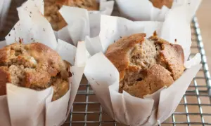 Domowe muffiny w papierowych papilotkach, które łatwo zrobić z papieru do pieczenia. Pyszne i pachnące wypieki.
