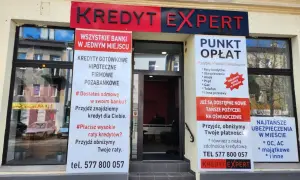 Elegancka fasada biura Kredyt Expert z informacjami o kredytach i opłatach.