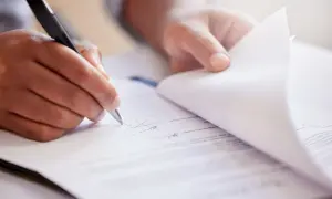 Jak sprawdzić licencję pośrednika nieruchomości i uniknąć oszustw