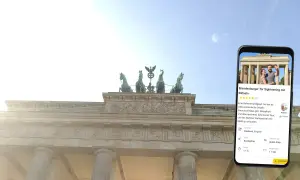 Brandenburger Tor mit Smartphone-App für eine spannende walking tour. Entdecke Rätsel und Details des Wahrzeichens.