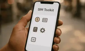 Dłoń trzyma smartfon z aplikacją SIM Toolkit. Ikony symbolizują finanse, wiadomości, ustawienia i inne funkcje.
