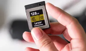 Dłoń trzyma kartę pamięci Lexar 128GB CFexpress B, gotową do włożenia do telefonu lub aparatu.