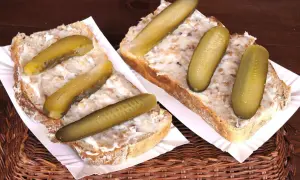 Chleb ze smalcem i ogórkiem kiszonym, jak u babci. Pyszny domowy smalec przepis babci.