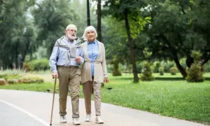 Para, idąc przez park, planuje wspólny wyjazd do sanatorium. Wniosek o wspólny wyjazd do sanatorium wzór za darmo, to ich cel.